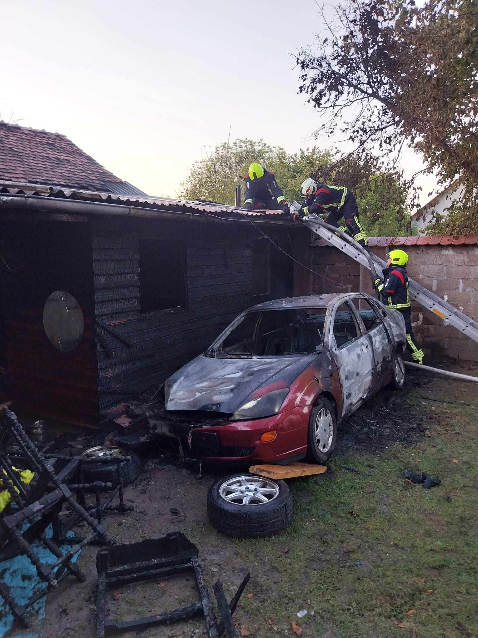 Gašenje Požara automobila, šupe i garaže slika