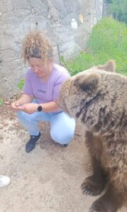 Hranjenje Medvjedice Ljubice sa bombonima :) slika