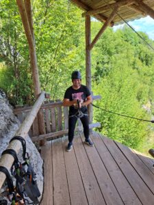 ZIPLINE kućica Lika strah me je glumim da sam faca slika