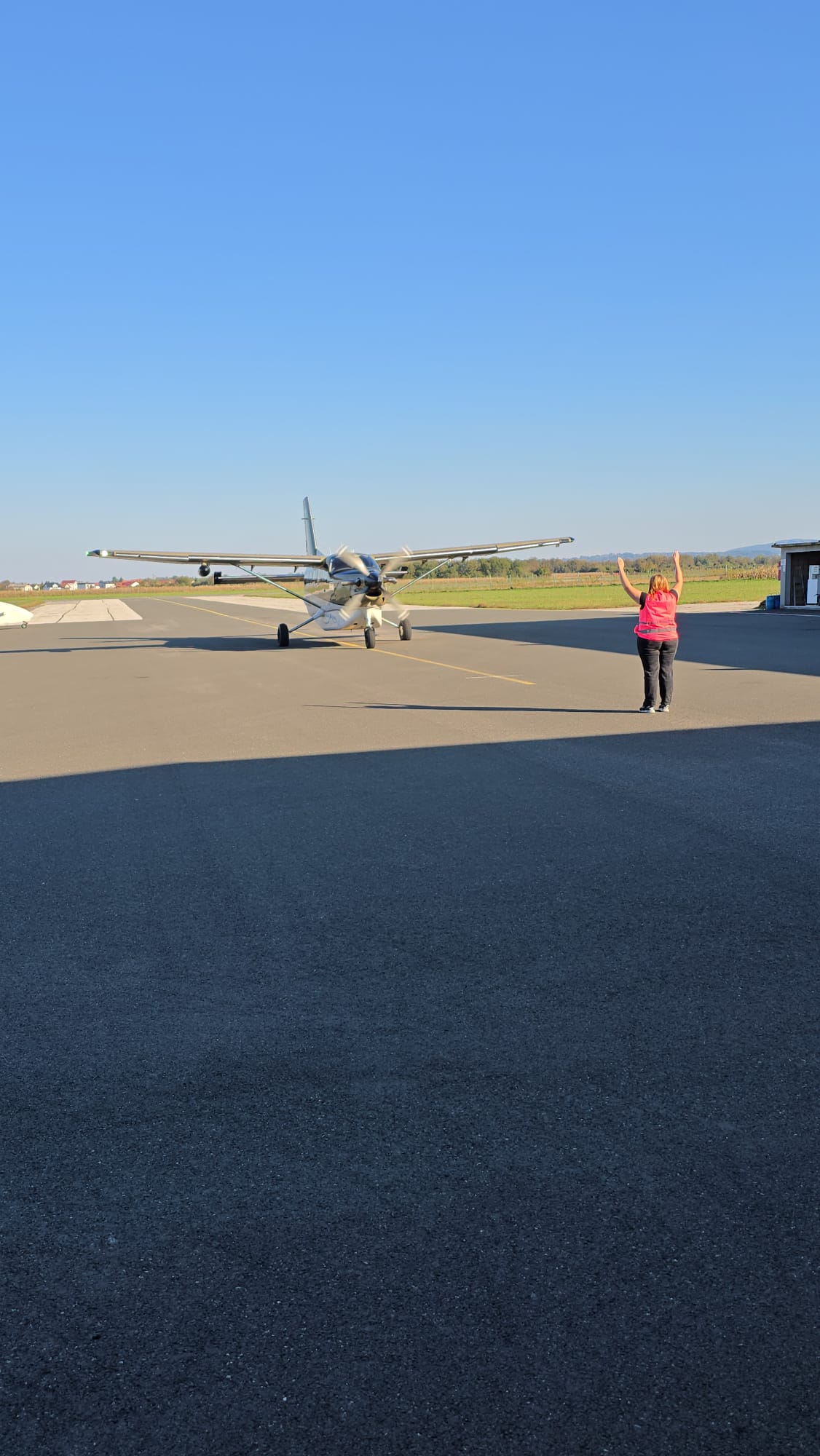 Običan radni dan operatera na aerodromu slika